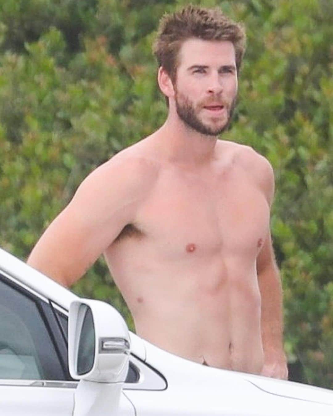 Just Jaredさんのインスタグラム写真 - (Just JaredInstagram)「@liamhemsworth kicks off the Fourth of July with a morning surf session in Malibu! #LiamHemsworth Photos: Backgrid」7月5日 10時23分 - justjared