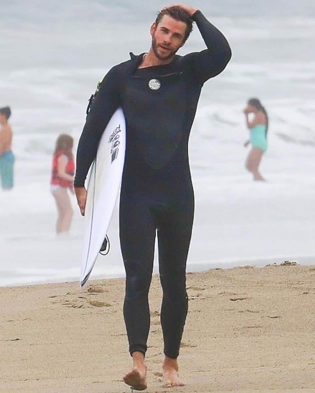 Just Jaredさんのインスタグラム写真 - (Just JaredInstagram)「@liamhemsworth kicks off the Fourth of July with a morning surf session in Malibu! #LiamHemsworth Photos: Backgrid」7月5日 10時23分 - justjared