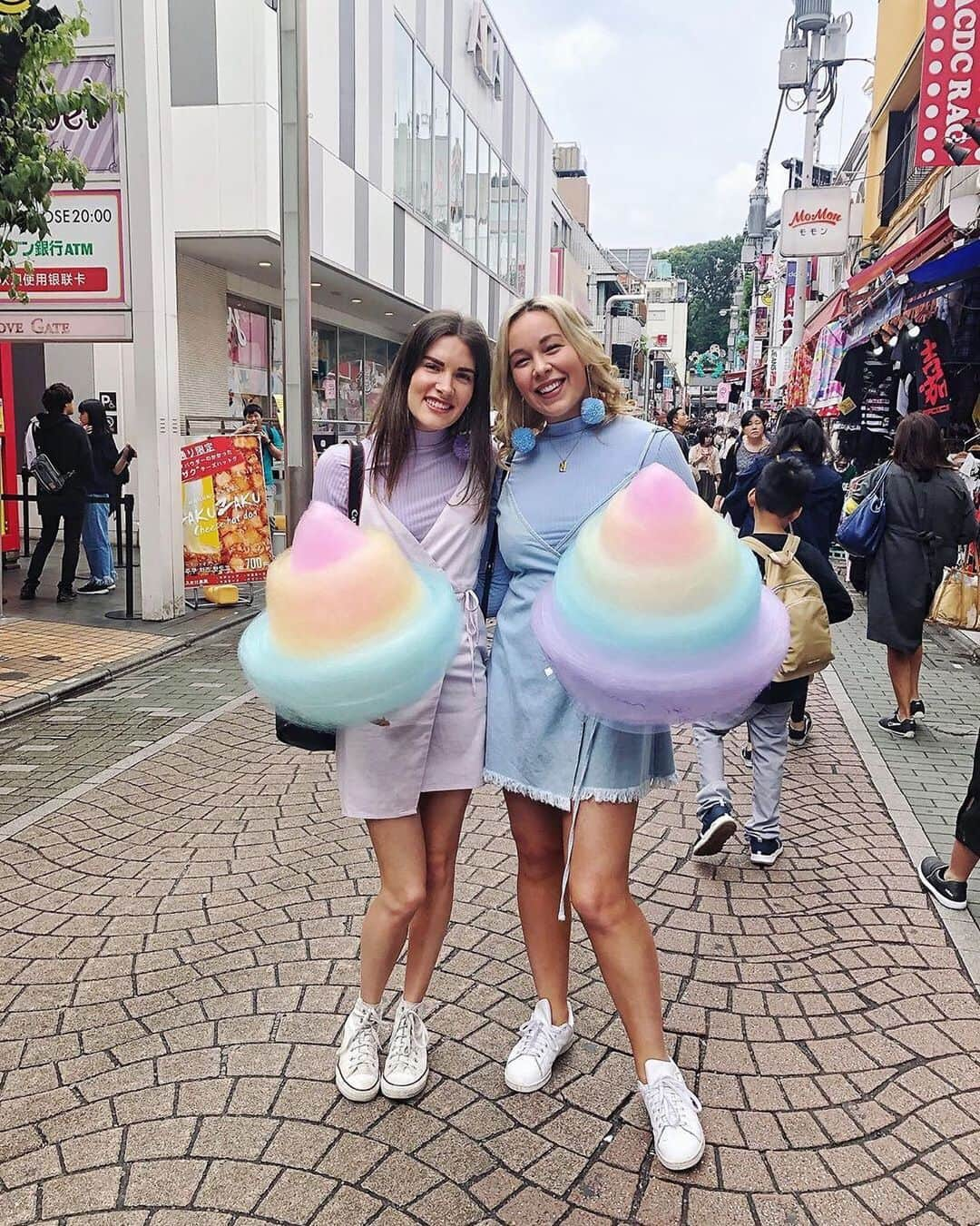 TOTTI CANDY FACTORYのインスタグラム：「🍭👭🍭 Thank you for coming🥰🥰 ご来店ありがとうございます🌈🌈 Photo by: @nicolemcl_  #repost #totticandy  #tastetherainbow  #instagood」