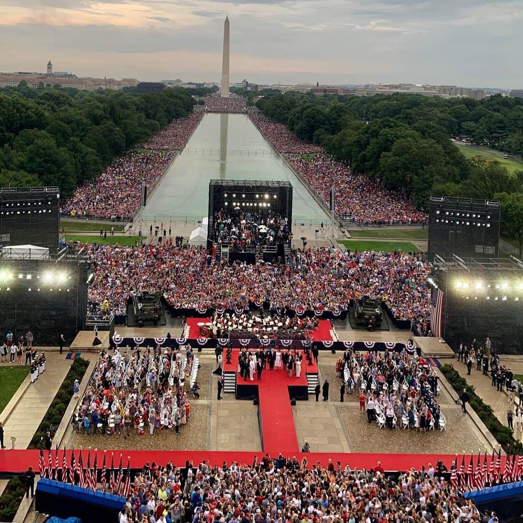 ドナルド・トランプさんのインスタグラム写真 - (ドナルド・トランプInstagram)「A great crowd of tremendous Patriots this evening, all the way back to the Washington Monument! #SaluteToAmerica🇺🇸」7月5日 10時33分 - realdonaldtrump