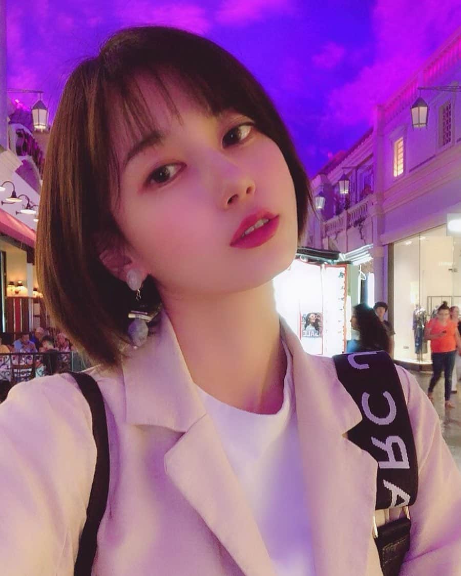 のインスタグラム：「フォーラムショップに来たよ！ 天井がすごかった！ #marcjacobs #mistic #uniqlo」