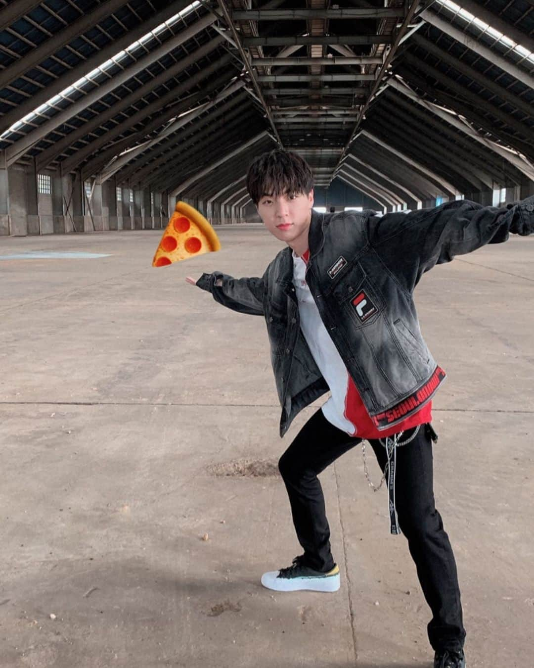 Jun Sung Ahnさんのインスタグラム写真 - (Jun Sung AhnInstagram)「Who likes PIZZA?? I'll be at the Red Baron pizza  truck on Saturday at 3:00PM! Come try a free slice of pizza with me :) And maybe a surprise guest as well :P #RedBaron #Pizza #KCON #KCON19NY」7月5日 10時46分 - juncurryahn