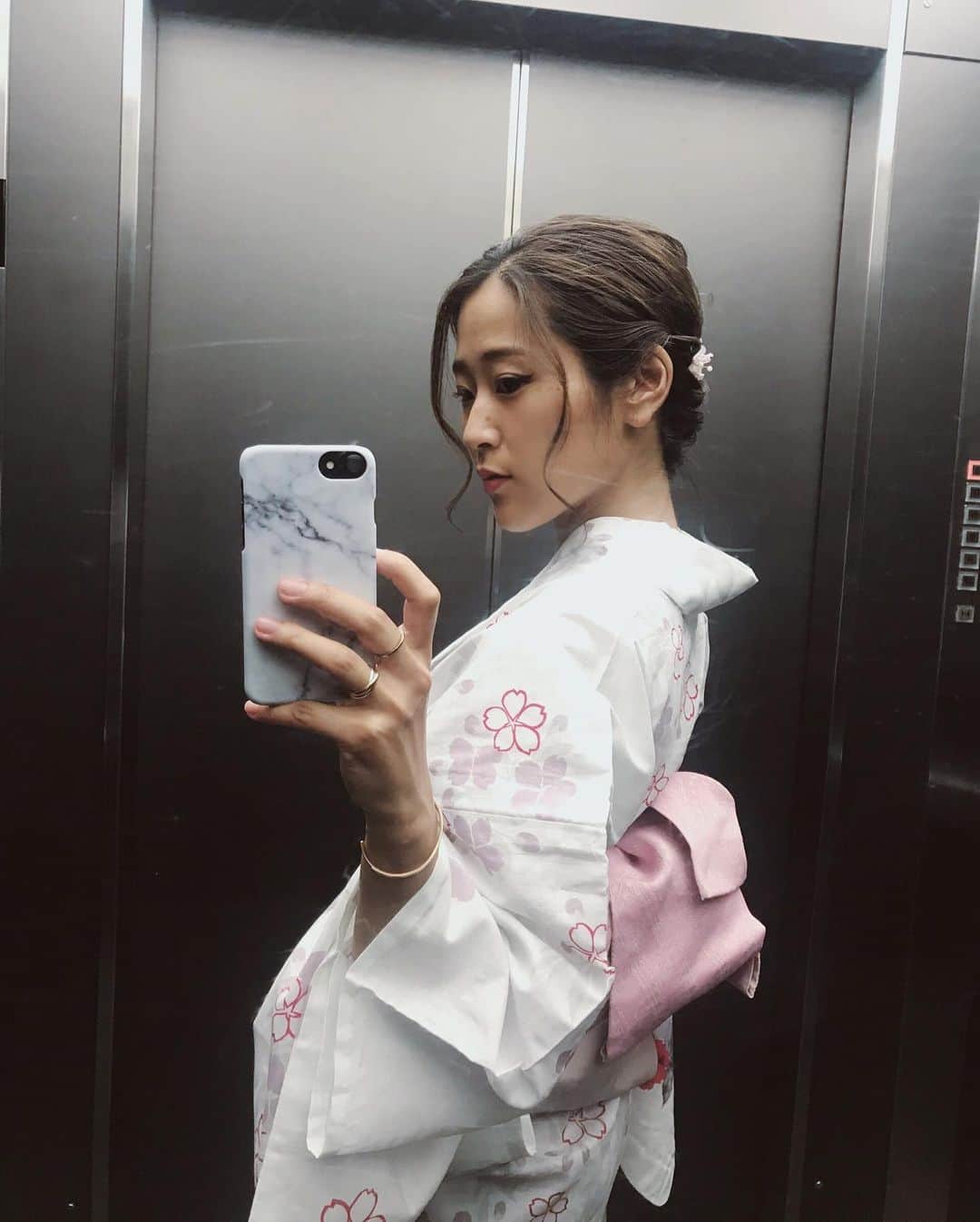 のインスタグラム：「今週はPEEPS!も七夕仕様でお届けしました🎋  わたし本当に浴衣着ないから(花火大会に浴衣で彼氏とデート、したことないw今年は相手すらいない😂)激レア〜！！ ラジオ、radiko、インスタライブで参加してくれた皆さんありがとう♡ わたしの願いは、、 マイメロの彼が、無事彼女と会えますように🤫19歳が新幹線に乗って会いに来るって本気よ、許してあげて。。♡ (聞き逃した方はradikoでトレダカのコーナー聴いてね) .  #七夕 #🎋 #浴衣 #名古屋 #zipfm #ぴーぷす #浴衣ヘア #ボブヘアアレンジ #yukata」