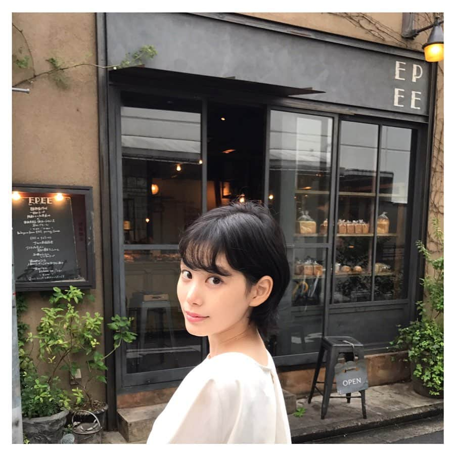 金城茉奈さんのインスタグラム写真 - (金城茉奈Instagram)「皆さんおはようございます。 本日のパンは、吉祥寺にある「Boulangerie Bistro EPEE」🥖 なんとここ、ビストロでもありパン屋さんでもあるのです！！ガラス張りの入り口がパリにありそうなパン屋さんだなぁと。今回は、ほうじ茶ブリオッシュ、コンブレショコラ、フロマージュブリュレ、パンオショコラを。 もうね、四角かったり、丸かったり、ミニ食パンがあったり、見た目から惹きつけられる可愛いパンたちばかり。全制覇したいって思っちゃうくらい。 ほうじ茶ブリオッシュは、結構弾力があって中にはほうじ茶の餡かな⁇が入ってて後からほうじ茶の良き香りが口の中にプワーっと広がって、美味しかったです。 みなさんも吉祥寺に寄った際は是非。 #boulangeriebistroepee#epee#ブーランジェリー#パン屋さん#ほうじ茶ブリオッシュ」7月5日 10時48分 - mn75aa