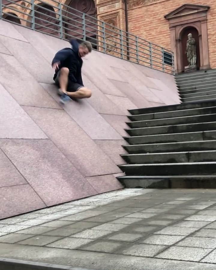 のインスタグラム：「With a turtle shell on his back, maybe. But without one? 🏃: @pashatheboss 🎥: @stanislavlazdan #freerunning #parkour #ninja #germany」
