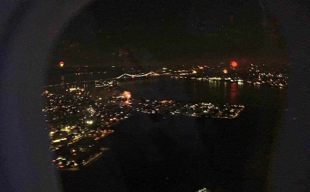 ロン・ハワードさんのインスタグラム写真 - (ロン・ハワードInstagram)「flying into #LaGuardia airport exactly at fireworks showtime」7月5日 10時57分 - realronhoward
