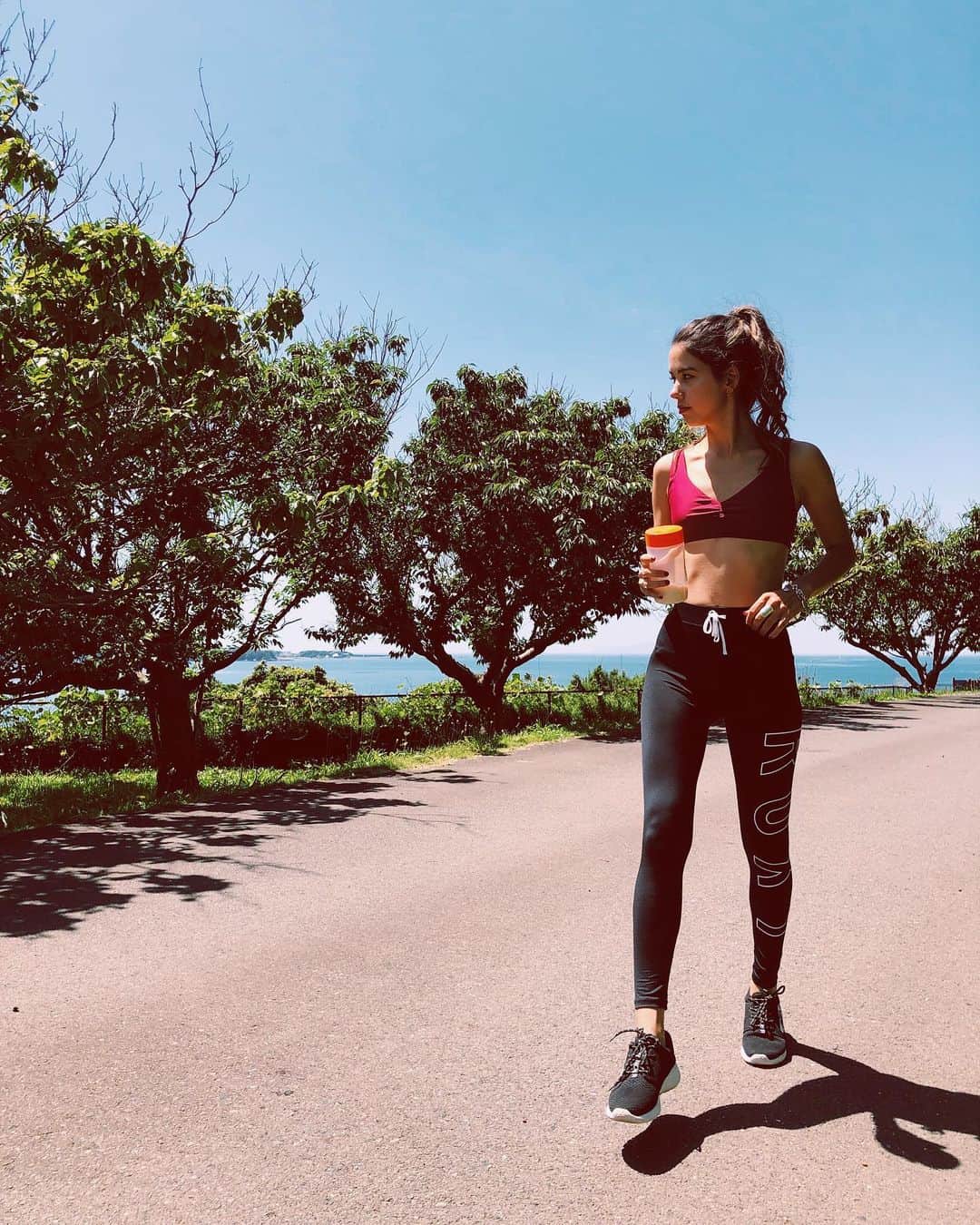 のインスタグラム：「間違えて消しちゃったので 再投稿😭💦 ・ 先月はバタバタして ピラティスもヨガも 全然行けてなかったけど 時間をみつけてウォーキングや ランニング、ストレッチなどは 時間をかけて やったりしてるよ☺️ ・ @dearnatura_asahi のプロテインは さっぱりしている グレープフルーツ味🍋🍊 ・ しかも全27種の成分配合なので 運動後は飲むようにしてるよ✌🏽 ・ "運動後"と決めて飲むと 続けやすいよー！ ・ #ディアナチュラ #ディアナチュラアクティブ #ディアナチュライフ #ディアナチュラ部 #pr #プロテイン女子 #やるのむみる」