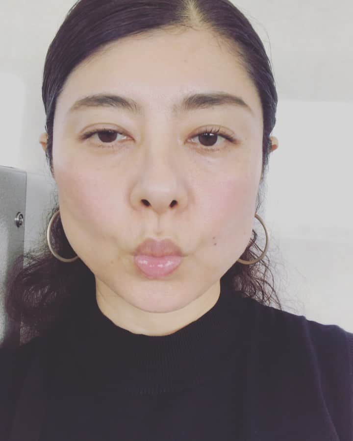 間々田佳子のインスタグラム：「電車の中でも これくらいはできるよね💪  #間々田佳子 #顔ヨガ #筋トレ女子  #最近自分が人形に思えてきた」