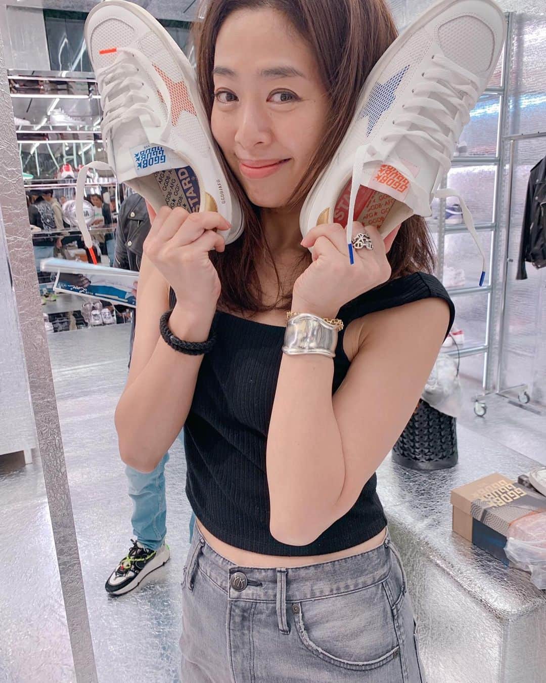 VERY編集部さんのインスタグラム写真 - (VERY編集部Instagram)「. @GoldenGooseの 新しい旗艦店のオープニングへ。  やっぱりクール♪ な ウェアはもちろん、 圧巻なのは2階の壁一面に並ぶ スニーカー！  ネオンピンクや、 ネイビー×ラメのスター。 クリーンなものもどこか ひとクセあって、ひさびさに スニーカースイッチ押されました。  正直、お値段は安くはない。 でもそれは、マシンで45分で できあがるスニーカーもあるなか、  ゴールデングースは 1足に8時間を要する オールハンドメイドだから。 .. “高いけれどそのぶん 長く履いたほうが結果 サスティナブルなのではないか” という考えがあると聞き、 すごく共感しました。  カスタマイズ体験中の 野沢和香ちゃんにも遭遇！ 迷いに迷ってやっと ベースにするスニーカーを 決めたところをパシャリ😃  そう、 今回の新ショップでは 職人を間近で見ながら スニーカーのカスタマイズができる 「LAB」のスペースも併設しているんです。 シューレースバーもあり ロゴ入りシューレースも いっぱい✨。 . メンズやキッズも フルライン揃うので 青山にお越しの際はぜひチェック✔︎です。 . 👟 ゴールデングース東京店 港区南青山5-2-12  #goldengoose #deargolden #野沢和香 #very #雑誌very」7月5日 11時14分 - veryweb.jp