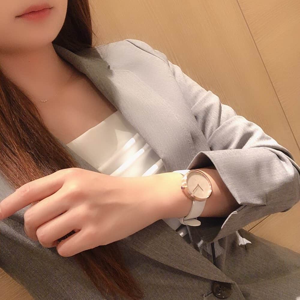 安藤麻貴さんのインスタグラム写真 - (安藤麻貴Instagram)「素敵な時計に出会いました‪(❁´ω`❁)‬ 文字盤のところがリアル大理石で出来ているんだよ♡ シンプルなデザインでスーツの日にもぴったり。 サファイアガラスだし、ベルトもレザーだから使い勝手もいい♡ まきにゃんは文字盤がピンクでベルトがホワイトのSAKURA WHITE 34mmを選びました( ੭ ˙ᗜ˙ )੭  #mavenwatches #マベン #マベンウォッチズ #腕時計 #時計 #手元倶楽部  クーポンコード【maki_nyan_3】で、10パーセントオフになるよ♡ (クーポン使用期限は本日より1年間)」7月5日 11時22分 - maki_nyan_3