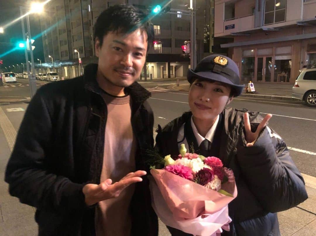 のインスタグラム：「* WOWOWオリジナルドラマ『アフロ田中』いよいよ、今夜0時〜放送開始です❤️ * 写真は石田監督とオールアップの時に🌸 短い日数での撮影でしたが、とても楽しく刺激的な現場でした😇 皆さま1話からお見逃しなく🤗 よろしくお願いします🧚‍♀️ * * #wowowオリジナルドラマ  #アフロ田中 #今夜放送開始 #観てね❤️」