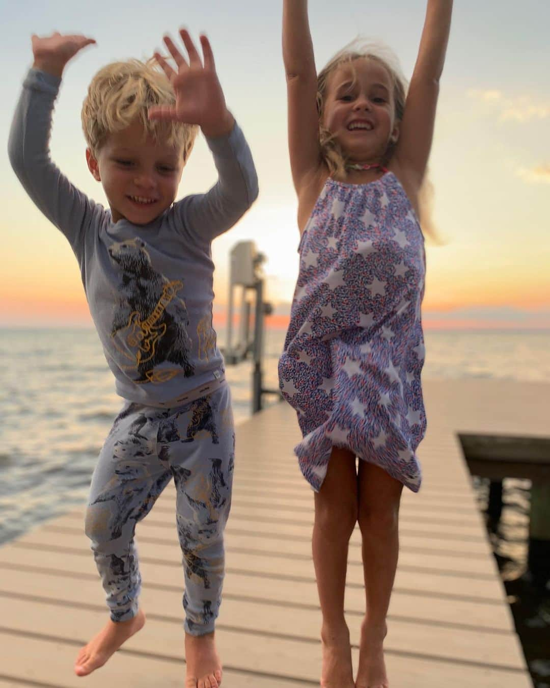 Jessie Jamesさんのインスタグラム写真 - (Jessie JamesInstagram)「🇺🇸Babies watching the planes fly over in excitement! Happy 4th of July y’all... I sure am proud to be an American! #ilovethisland #godblesstheusa 🇺🇸」7月5日 11時25分 - jessiejamesdecker