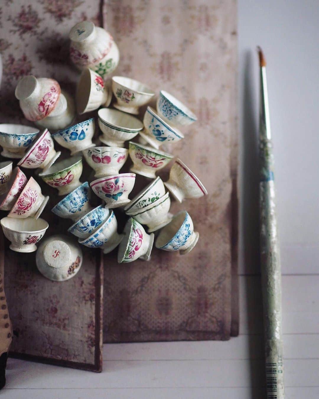 kiyomiさんのインスタグラム写真 - (kiyomiInstagram)「❤︎ ❤︎ original hand made miniature  size  1/12 . ・ 今回のカフェ・オ・レボールは アンティークのシミや黄ばみ などを意識しながら 塗装しました。 ↑写真では全くわかりませんね😅 ・ ・ ・ ・ ・ #ミニチュア #miniature#tea#カフェオレボウル #cafe#ポット#ハンドメイド#cute#食器 #陶器#アンティーク#antique #カフェ #アンティーク雑貨#instagramjapan  #Kitchen#食器#ミニチュア食器#カフェオレ  #cup」7月5日 11時30分 - chiisanashiawase2015