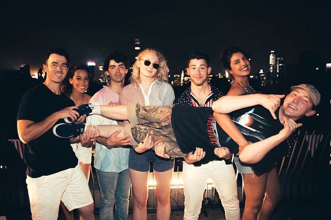 People Magazineさんのインスタグラム写真 - (People MagazineInstagram)「The Jonas brothers and their leading ladies are Fourth of July BBQ goals. ❤️🎉 | #Regram @nickjonas」7月5日 11時31分 - people