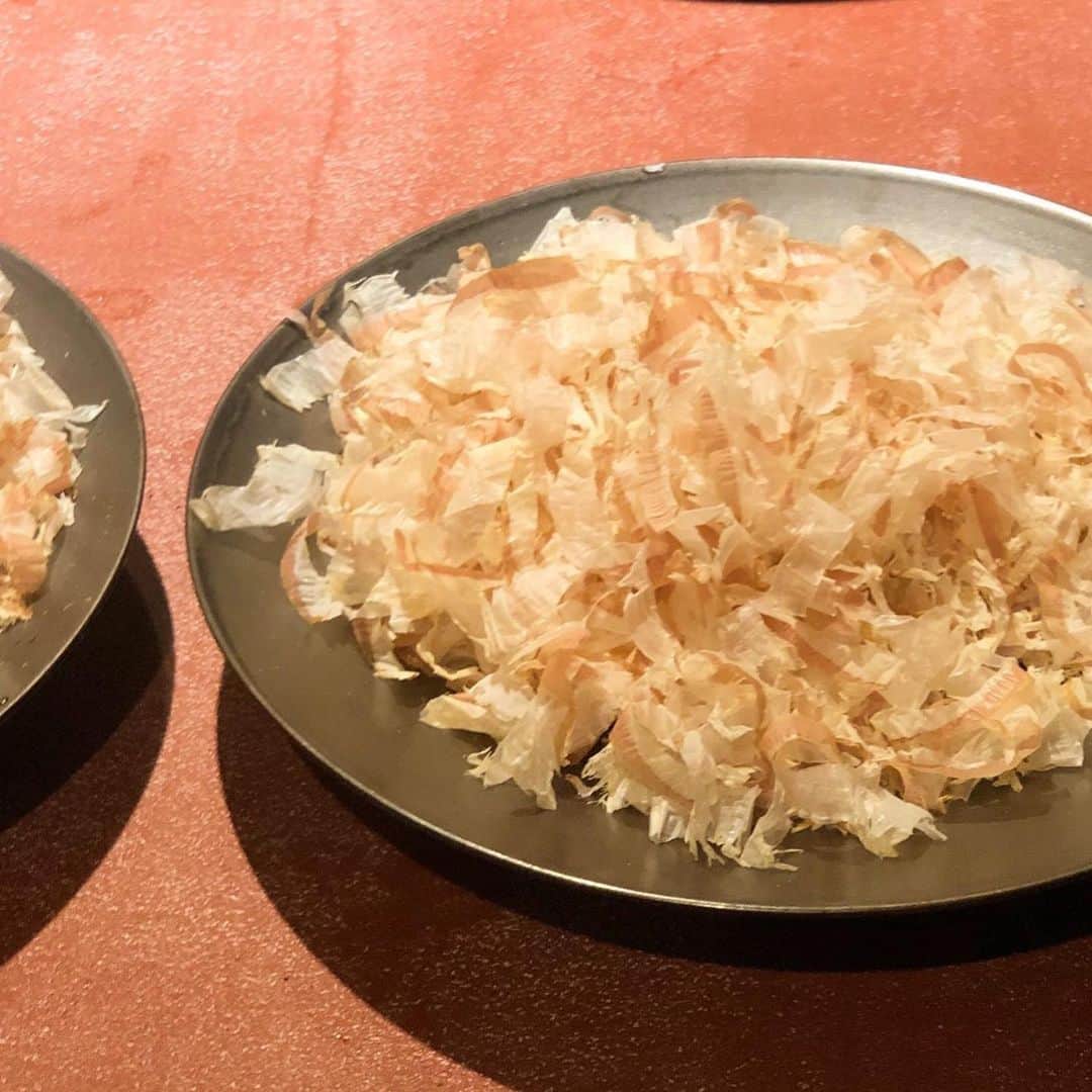 新垣泉子さんのインスタグラム写真 - (新垣泉子Instagram)「かつお節おそるべし！！！ 『かつお節』で、 “おぉっ！なんだこれはぁっ！！！”と感動するのは初めてでした。  出汁、としてだけでなく、 “かつお節そのものを味わう”  そんな店でした。 【ginmi】  是非味わってみてください(^-^) #かつお節 #本気のかつお節 #かつお節のすごさ #かつお節を味わう #出汁 #だけじゃない #福岡 #オススメの店 #福岡グルメ #博多グルメ #ginmi #西中洲 #西中洲グルメ #日本酒も美味しいです #お米も絶品 #コースでいただきました」7月5日 11時39分 - motoko.arakaki