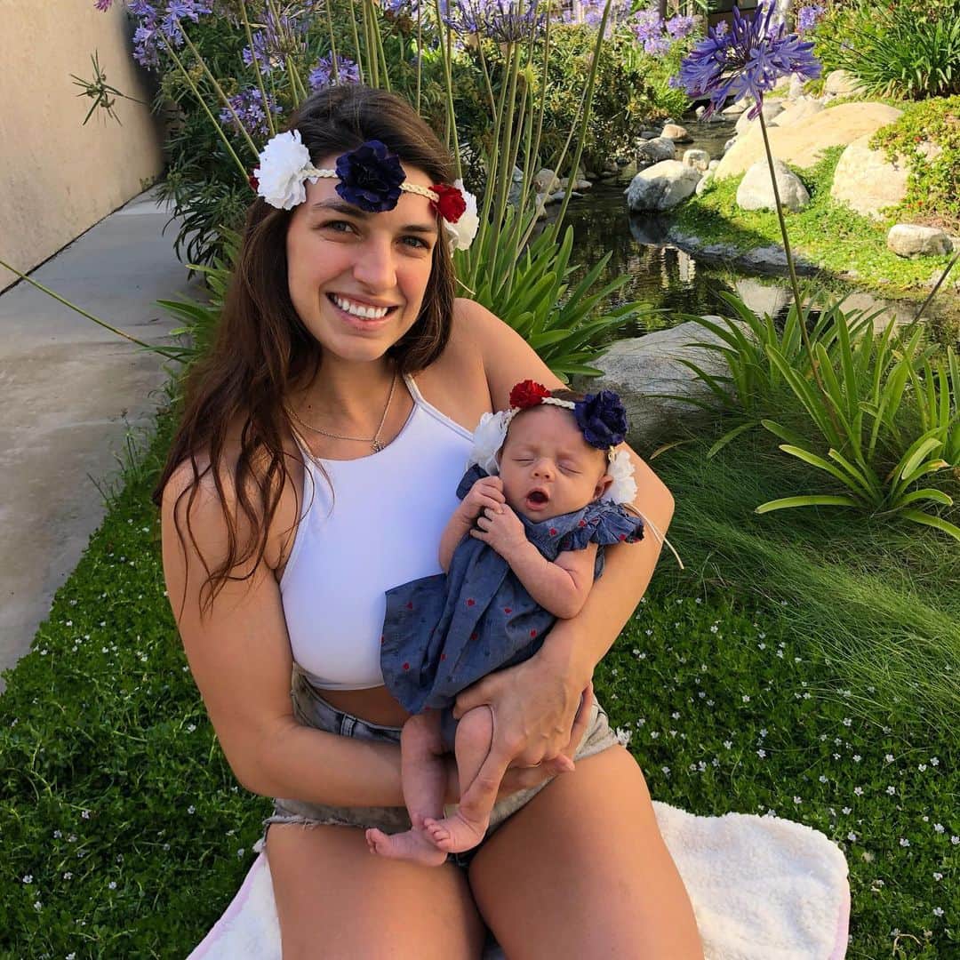 マッケンジー・ダーンのインスタグラム：「—> ᔕᗯiᑭe ᒪeᖴt <— In good company with Grandma & Daughter! Happy 4th of July 🇺🇸 @debora_arrais & @moadernsantos」