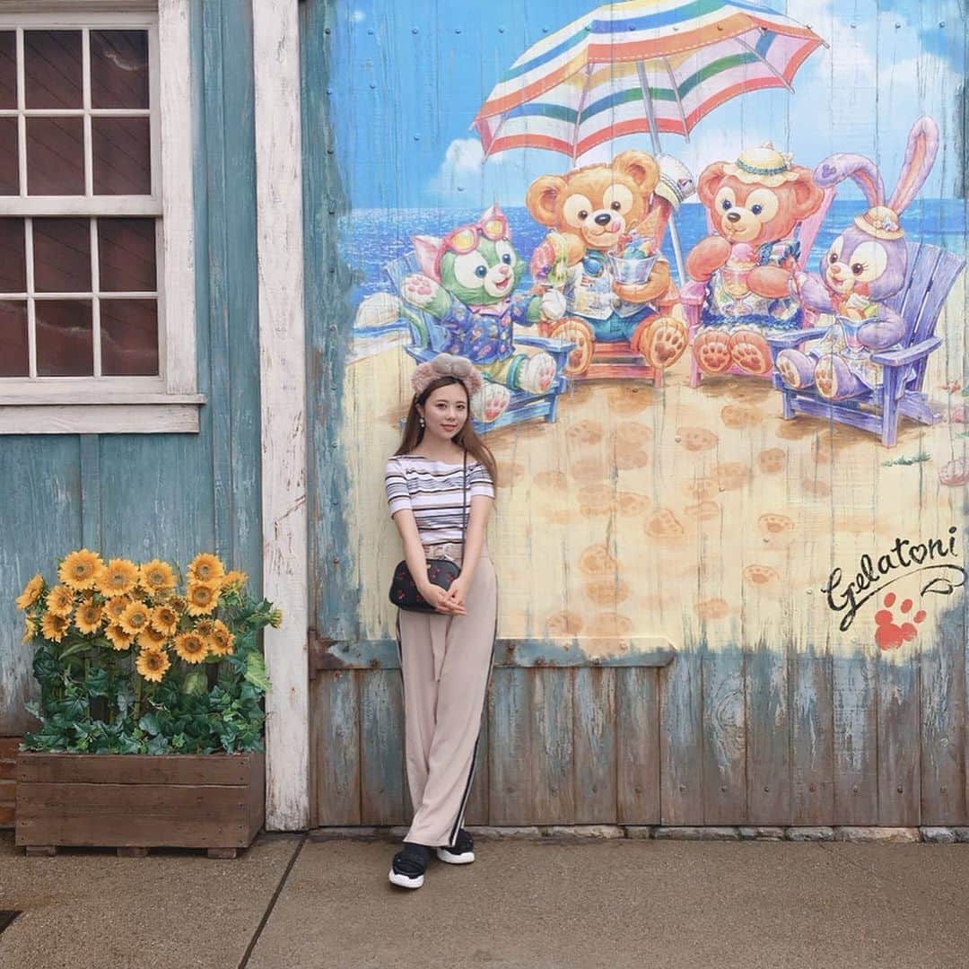 西村季里子のインスタグラム：「・ シーにあったこの壁画… かーわーいーすーぎーたー🧸🌻⛱ グッズもこのダッフィーのサニーファン仕様で、 とってもかわいかった🥺💓💓💓 グッズ買いまくった🙈💸💕 全然この場所に人が並んでなくて、 写真撮りまくってたら隣から ダッフィーが出てきた🐻🌺 (4枚目はそのびっくりしてる瞬間) もふもふふわふわかわいかった💘 暑くなる前に行けてよかった🌈 ・ #disney #disneysea #tokyodisneysea  #disneyresort #tokyodisneyresort  #ディズニー#ディズニーシー#東京ディズニーシー #舞浜#ミッキー#ミッキーマウス#mickey  #カチューシャ#ダッフィー#シェリーメイ  #ジェラトーニ#ステラルー #ディズニーコーデ#emoda#オフショル #ツーデイズ#お泊りディズニー #七夕#限定#短冊#願い事 #インスタ映え #インスタ映えスポット #映え」