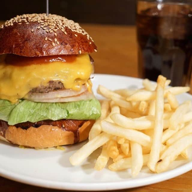 東京カレンダーさんのインスタグラム写真 - (東京カレンダーInstagram)「夜は焼肉屋として展開するハンバーガーショップ『ハングリーヘブン』。一番人気の「ハングリーヘブンチーズ」は、ジューシーなパティ、濃厚なチェダーチーズ、フレッシュな野菜、甘めのオリジナルヘブンソースが絶妙にマッチ。 #東京カレンダー #東カレ #tokyocalendar #lunch #hamburger #目黒 #ハングリーヘブン #ハングリーヘブンチーズ」7月5日 12時02分 - tokyocalendar