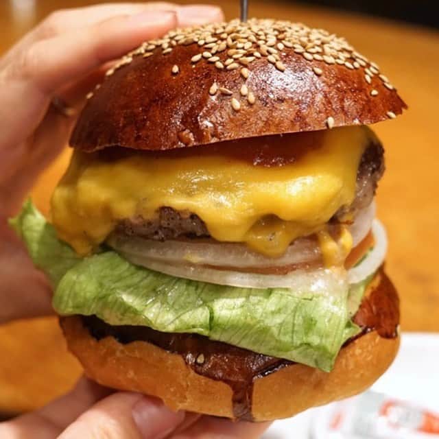 のインスタグラム：「夜は焼肉屋として展開するハンバーガーショップ『ハングリーヘブン』。一番人気の「ハングリーヘブンチーズ」は、ジューシーなパティ、濃厚なチェダーチーズ、フレッシュな野菜、甘めのオリジナルヘブンソースが絶妙にマッチ。 #東京カレンダー #東カレ #tokyocalendar #lunch #hamburger #目黒 #ハングリーヘブン #ハングリーヘブンチーズ」