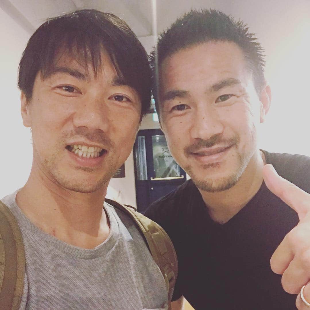 岡崎慎司のインスタグラム：「Brother 💙👍 #fútboldelmundo#小さい頃から兄貴を追いかけてきた。#サッカーを通じて色んなチャレンジしてる#なぜか最近漫才をはじめました#岡崎くんと勝又#好奇心旺盛そしてメンタルが強い#鶴瓶さんに怒られて欲しい。笑@takahiro-okazaki」