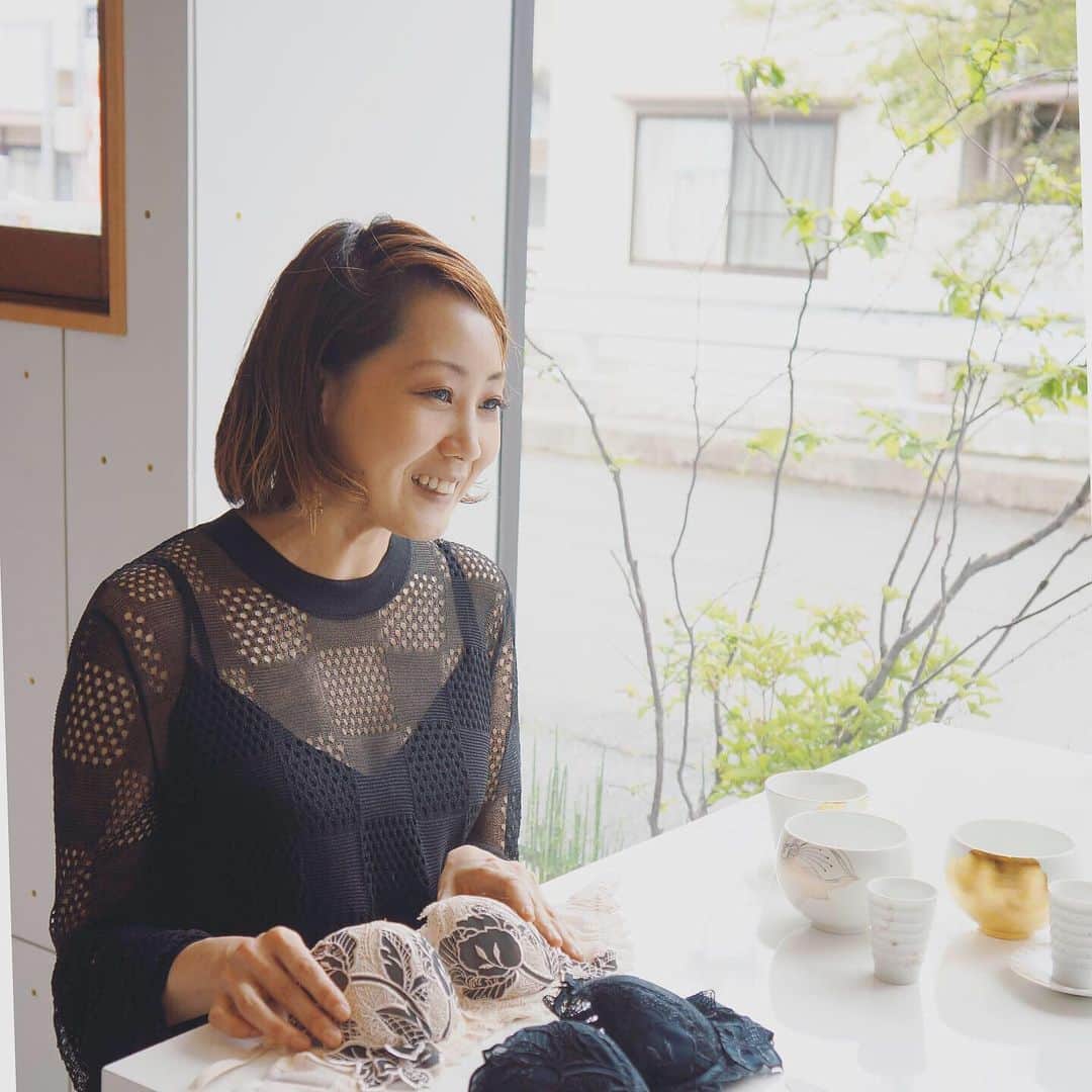 ワコールさんのインスタグラム写真 - (ワコールInstagram)「［Wacoal meets Creators  Vol.4−1］  SHOWKOさん〈SIONE（シオネ）ブランドデザイナー・陶板画作家〉 堀田 佳余〈Trèfle(トレフル）デザイナー〉 --------------------------------------------------- 330年続く窯元に生まれ、陶磁器デザイナー・作家として、国内外でご活躍のSHOWKOさん(@showko_ )。 「ワコールのデザイナーの方とお話してみたかったんです。」というSHOWKOさんの一言から今回の対談が実現しました。  同じ京都の地で長年受け継がれたトラディショナルな遺伝子を持つ２つのブランド、〈SIONE(シオネ)〉 と〈Trèfle(トレフル)〉。 2人のクリエーター対談を2回に渡ってお届けします。 . -------------- . SHOWKO(以下S):このランジェリーのレースは、繊細なお花の柄が私が描く焼き物の絵柄と親和性があるように感じるんです。 . . 堀田（以下H）:私も同じ思いでした！このレースは一見、大花が主役のようでいて実は細かな葉脈の表現が全体のイメージを決めると考えているんです。 . . S:凄くわかります！繊細さと大胆さがお互いを引き立てあうような。 . . H:SIONEの器は真っ白なベースに金の文様がアイコニックで印象的ですね。 . . S:ベースの白は、実は土の本来の色なんです。焼く際には大変な技術を要するので、有田や波佐見の熟練の職人さんのもとで生地の制作をして、それを京都の工房で絵付けをしてからもう一度焼くという工程です。 だから「SIONEの器は有田焼か？京焼か？」とよく聞かれるのですがどちらも名乗ってはいません。産地の技術を繋ぐ、新しいmade in Japanになればと思っていま す。 . . H:ワコールにも熟練の職人さんのようなスタッフがいるんです。ブラは通常、40個以上のパーツを人の手で縫製していますが、パターンや縫製の熟練スタッフの技術なくしてはカタチにできないデザインもトレフルには多くあるんです。 . . S:そうですよね、ひとりではできない。 . . H:支えられていますよね。 ▫️▫️▫️▫️ .  H:下着は肌に直接着けるので肌ざわりや着けごこちがダイレクトに伝わりますが器の場合はどうですか？ . . S:「器でお茶の味は変わる」とも言われます。 手に取って、口を付けた時の質感や厚みが五感に響くのだと思います。 「いいもの」って、自分を高めてくれたり、精神的に豊かになる。  器ってなくても生きてはいけるものだから、こころの贅沢を感じて頂けるものを作りたいと思っています。 . . （後編へ続く） . . ----------------------------- . SHOWKOさん 〈SIONEブランドデザイナー・陶板画作家〉 京都出身。330年続く京都の茶陶の窯元に生まれる。 佐賀での修行の後、2005年より自身の工房「SpringShow Studio」にて独特の技法での陶板画制作をはじめる。その後、デザイナーとして平面の構成・デザインに携わり、他業種の経験をもとに、プロダクトの可能性を探求。2009年10月同年ブランド「SIONE（シオネ）」を立ち上げる。2019年より河原尚子から「SHOWKO」に改名。SHOWKO名義としての陶板画制作、プロダクトデザイン、ブランディングや茶会などを通じて、現代に添ったもてなしの文化を創っている。 . ----------------------------- . #wacoal #wmeetsc #SHOWKO #KYOTO #河原尚子 #陶板画　#SIONE #Trefle　#トレフル #京都 #デザイナー #焼き物 #対談 #ワコールミーツクリエイターズ」7月5日 11時59分 - wacoal.jp