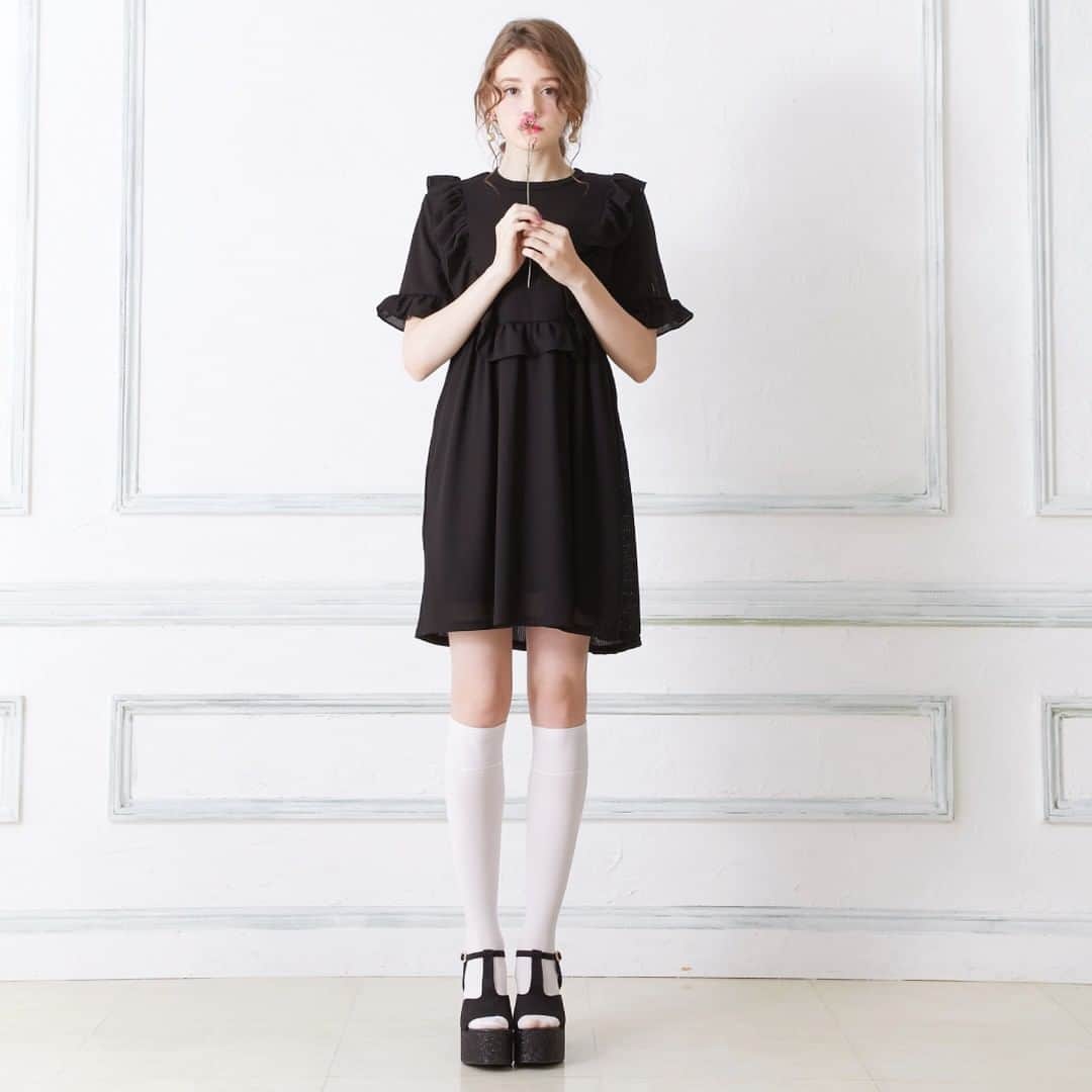 のインスタグラム：「. 【COORDINATE】 . ♡ラッフルフリルカットソーワンピ ♡ラメTストラップ厚底サンダル →7/9（火）完売サイズ再入荷予定！ . カットソー生地を使用したミニ丈ワンピ。 blackは花柄とはちょっと違ったリブ生地の上品さが…◎✨ . 🎀ノベルティフェア開催中🎀 税込13,000円以上お買上げで 「プチローズシャーリングキャミ」プレゼント☺💓 . . #honeysalonbyfoppish #honeysalon #ハニーサロン #rose #camisole #summer #coodinate#trip #vacance #layered #novelty #noveltyfair #black #ブラック #ワンピース #ワンピ #ミニワンピ #カットソー #コーディネート #厚底 #厚底サンダル #再入荷」
