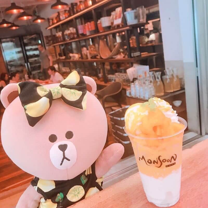 CHOCOのインスタグラム：「🧡💛🌻🧡💛🌻💛🧡🌻💛🧡 . #フレッシュマンゴーを使った絶品マンゴースイーツ👑 . オーダーしたのはマンゴーハロハロ💛 濃厚なマンゴーの果肉がごろごろ詰まってて贅沢💞 8月下旬頃まで販売してるよ🎶 . . #モンスーンカフェ #monsooncafe #モンスーンカフェ表参道 #マンゴーハロハロ #linefriends #withCHOCO」