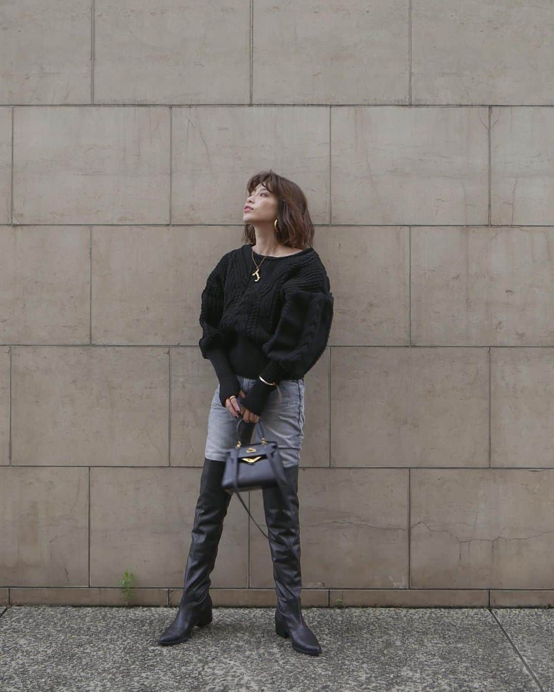 JUNNAのインスタグラム：「復刻シリーズ。  ETRÉ TOKYO ONLINE STOREでは "COME BACK ITEMS" 先行予約会を開催いたします。 ・ ・  開催期間 7/8(月)12:00 - 7/15(月) 23:59  ただ今HPにて復刻アイテムを公開中です。  再販リクエストの多かったアイテムたちが 手に入る貴重な機会。  お見逃しなく...😌 ・ ・ ・ tops / #2WAYケーブルニット  AW 7/8予約開始 denim /  #upperheights × ETRÉ TOKYO boots / #エトレニーハイブーツ AW  6/23  予約終了 bag / #HERMÈS bangle ・ pierce / #LOEWE necklace / #oldceline ・ ・ ・ #junna👠 #156cm #etretokyo #2019ETREaw #156cm  #エトレコート #エトレニット」