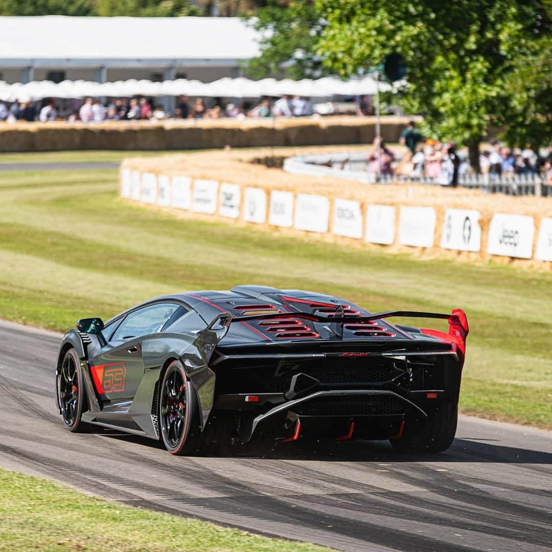 Kik:SoLeimanRTさんのインスタグラム写真 - (Kik:SoLeimanRTInstagram)「@horsepower_hunters One-off Lamborghini SC18. I’m impressed 👏🔥 #Lamborghini #SC18 #HorsepowerHunters #Goodwood #FoS」7月5日 12時06分 - carinstagram