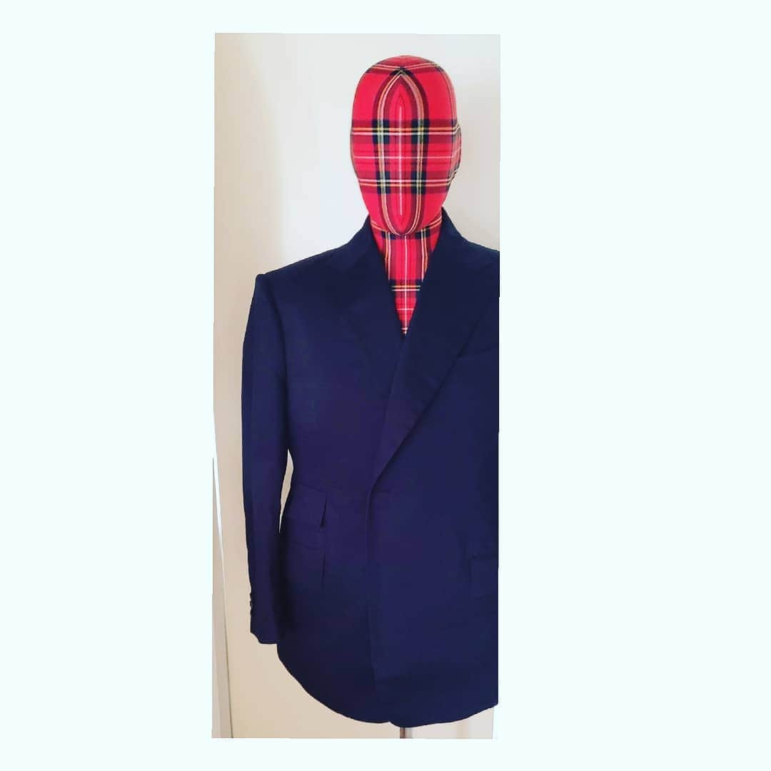 信國太志のインスタグラム：「珍しく #notchedlapel 肩パッドなし 100% cotton #handmade  #tailor #sculpture #jacket #bespoketailoring #sartorial #menswear #mensstyle #suit」