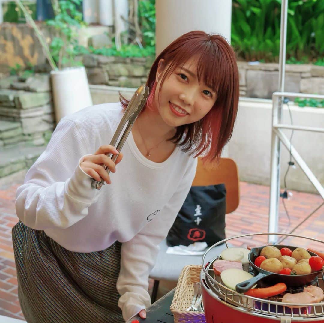 戸田真琴さんのインスタグラム写真 - (戸田真琴Instagram)「BBQオフ会楽しかったよ🍖 ファンの方が撮ってくれた写真！（1~3枚目と4.5枚目は別の方撮影。二人ともありがとう…！） お洋服は #まこりんアパレル だよ。ねこのロンT着心地よくてかわいいよ🐈  #pinkhair #photography #picoftheday #holiday #ootd #japanesegirl #Tokyo」7月5日 12時09分 - toda_makoto