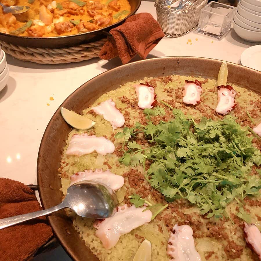 高橋花林のインスタグラム：「銀座のスパニッシュキュイジーヌ“AFELIZ”リニューアル記念のレセプションパーティーに参加してきたよ。  人気の蛸とパクチーのパエリアがやっぱり美味しかった！ ✴︎ “AFELIZ”(http://www.casaafeliz.com/) #アフェリス」