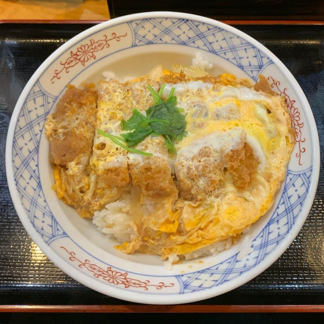 くろさんのインスタグラム写真 - (くろInstagram)「ロースかつ丼🍚500円 #ロースかつ丼 #立呑みとんかつまるや #とんかつまるや #かつ丼 #カツ丼 #新橋ランチ #新橋駅前ビル #ワンコインランチ #サラリーマンの味方 #サラリーマンのランチ #サラリーマンの昼食」7月5日 12時10分 - m6bmw