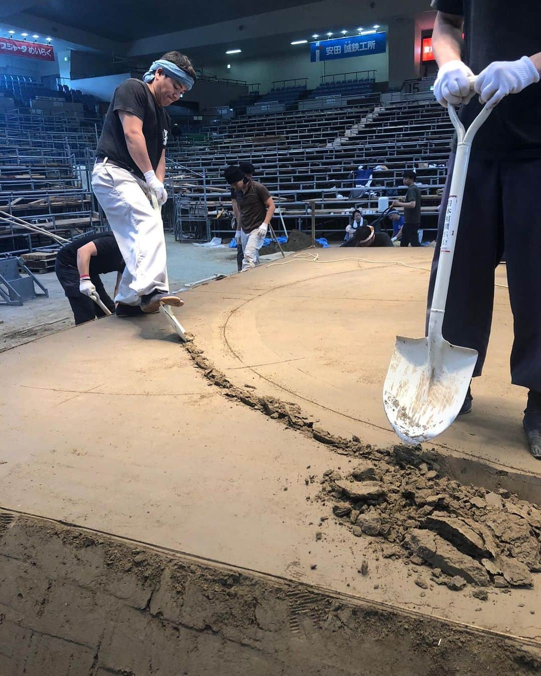 日本相撲協会さんのインスタグラム写真 - (日本相撲協会Instagram)「土俵をみんなで踏み固め👣 土俵築(土俵造り)の様子の続きです。  大相撲名古屋場所は、7月7日(日)より初日です！  @sumokyokai #sumo #相撲 #日本 #japan #力士  #名古屋場所 #名古屋 #呼出 #呼出し #愛知県体育館 #ドルフィンズアリーナ #俵 #みんなで #ふみふみ #土俵 #土俵築 #職人芸 #土」7月5日 12時19分 - sumokyokai