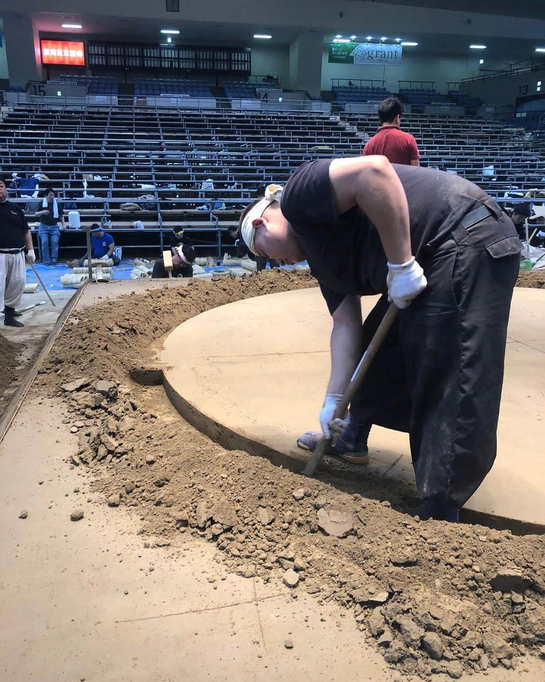 日本相撲協会さんのインスタグラム写真 - (日本相撲協会Instagram)「土俵をみんなで踏み固め👣 土俵築(土俵造り)の様子の続きです。  大相撲名古屋場所は、7月7日(日)より初日です！  @sumokyokai #sumo #相撲 #日本 #japan #力士  #名古屋場所 #名古屋 #呼出 #呼出し #愛知県体育館 #ドルフィンズアリーナ #俵 #みんなで #ふみふみ #土俵 #土俵築 #職人芸 #土」7月5日 12時19分 - sumokyokai