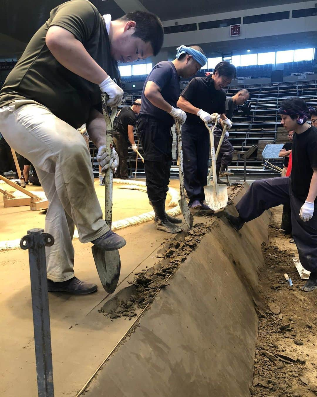 日本相撲協会さんのインスタグラム写真 - (日本相撲協会Instagram)「土俵をみんなで踏み固め👣 土俵築(土俵造り)の様子の続きです。  大相撲名古屋場所は、7月7日(日)より初日です！  @sumokyokai #sumo #相撲 #日本 #japan #力士  #名古屋場所 #名古屋 #呼出 #呼出し #愛知県体育館 #ドルフィンズアリーナ #俵 #みんなで #ふみふみ #土俵 #土俵築 #職人芸 #土」7月5日 12時19分 - sumokyokai