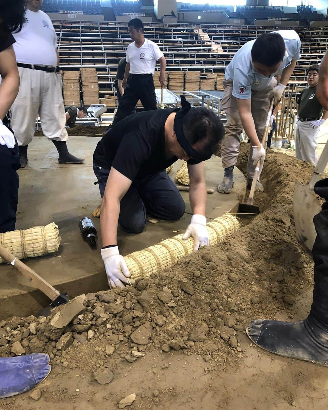 日本相撲協会さんのインスタグラム写真 - (日本相撲協会Instagram)「土俵をみんなで踏み固め👣 土俵築(土俵造り)の様子の続きです。  大相撲名古屋場所は、7月7日(日)より初日です！  @sumokyokai #sumo #相撲 #日本 #japan #力士  #名古屋場所 #名古屋 #呼出 #呼出し #愛知県体育館 #ドルフィンズアリーナ #俵 #みんなで #ふみふみ #土俵 #土俵築 #職人芸 #土」7月5日 12時19分 - sumokyokai