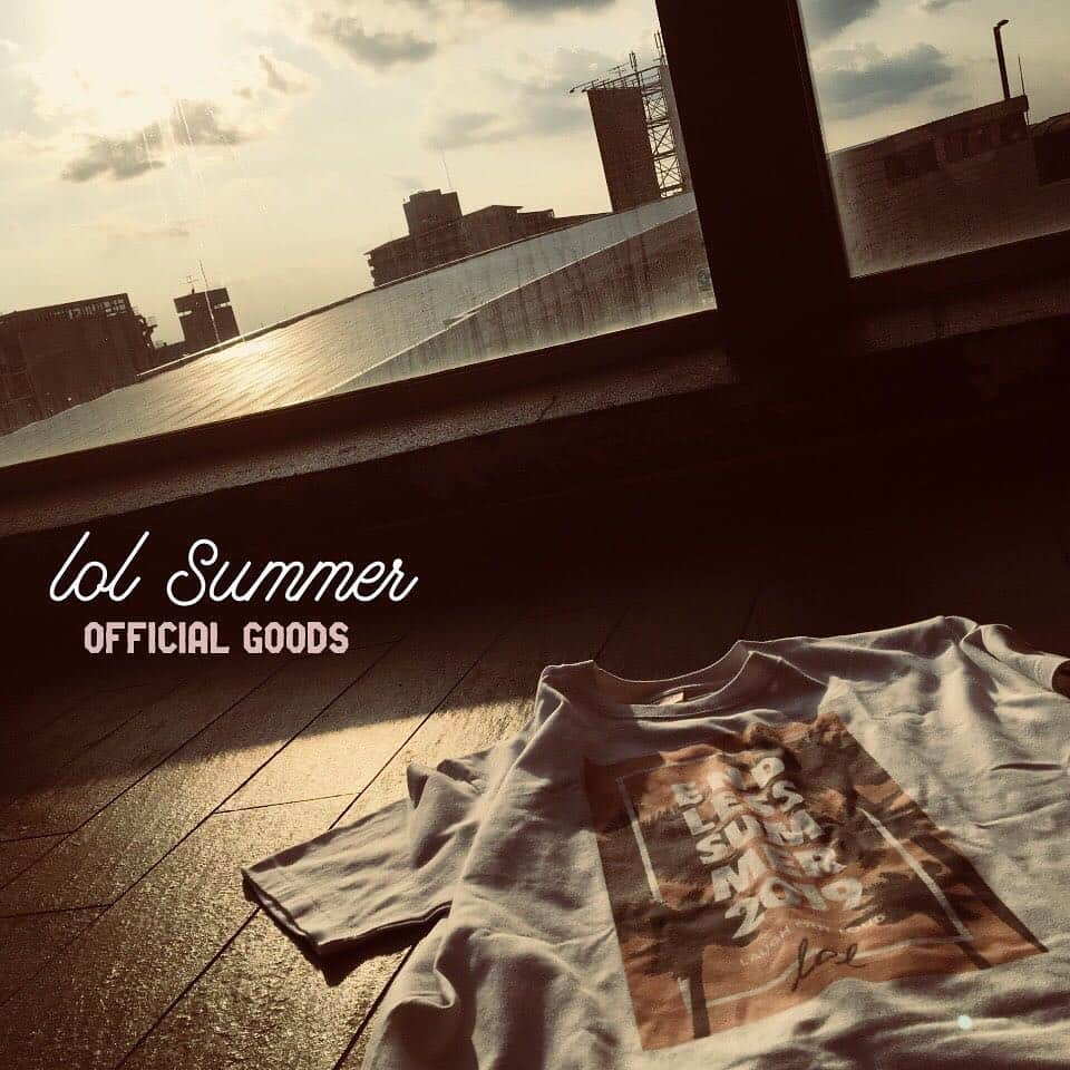 lolさんのインスタグラム写真 - (lolInstagram)「【GOODS情報】lol summer goods 2019販売決定🌴  今回のグッズは、『夏』を全面に感じられるポップなデザイン‼️ 「endless」という言葉を用いて、夏を全力で楽しもう！！という 前向きで明るいイメージを表現しています😁！！ 📱HP: https://avex.jp/lol/goods/2019summer/」7月5日 12時15分 - lol_official_avex