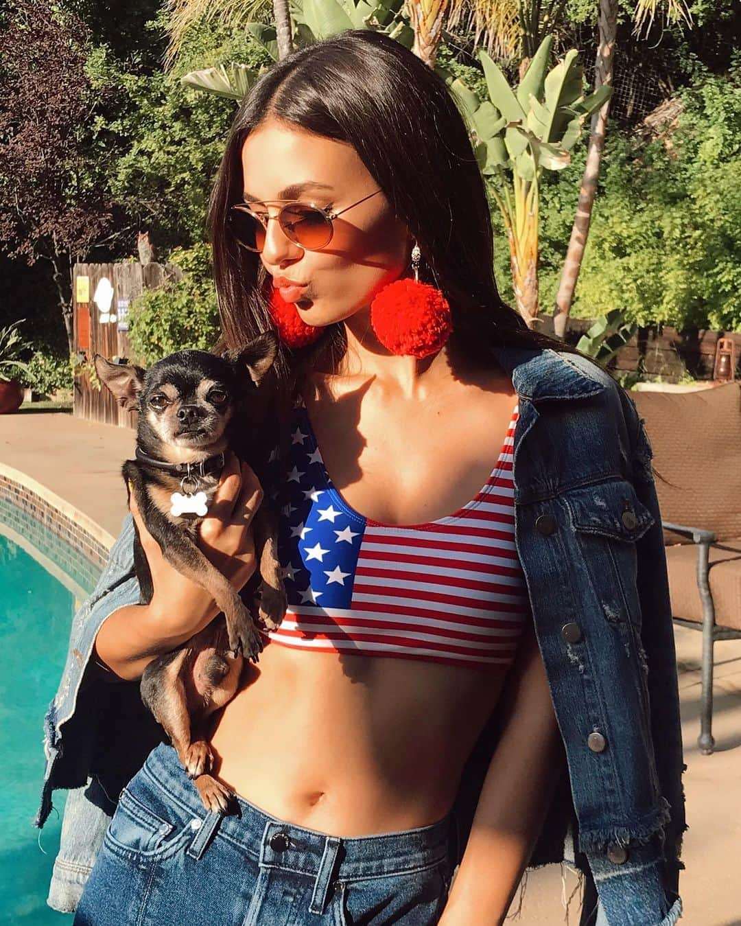 ヴィクトリア・ジャスティスさんのインスタグラム写真 - (ヴィクトリア・ジャスティスInstagram)「Happy 4th everybody from me and my new little friend! We met at a 4th of July bbq 🍖🥰 🇺🇸 . Hope you guys are having the chillest of days & eating all the foods like mee 🤘🏼」7月5日 12時59分 - victoriajustice