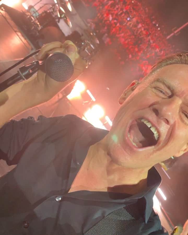 ブライアン・アダムスのインスタグラム：「That’s Toronto! ❤️🤘🏻 #bryanadamsshinealight」