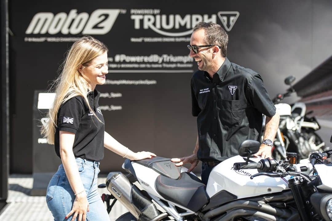 のインスタグラム：「トライアンフ765ccトリプルエンジンにインスパイアされた、Moto2(TM)純正クロージングコレクションが新登場！ コレクションにはジャケットやTシャツ、ポロシャツ、帽子をライナップ。レース会場からでも、ご自宅からでも、 #PoweredbyTriumph 2019 Moto2™ World Championshipのハッシュタグで是非応援をお願いします！  コレクションは全国のトライアンフ正規販売店で発売中です。詳しくはウェブサイトへ。  #トライアンフ #トライアンフはかっこいい #バイク #ストリートトリプル #スピードトリプル #バイク好きな人と繋がりたい #バイクのある風景 #バイクが好きだ #バイク乗りと繋がりたい #理想のライドがそこにある #PoweredbyTriumph #CatalanGP #Moto2 #StreetTriple #ForTheRide」