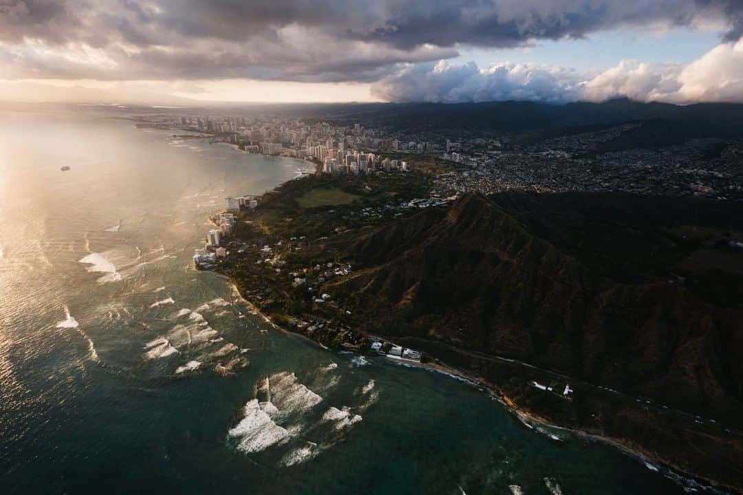 National Geographic Travelさんのインスタグラム写真 - (National Geographic TravelInstagram)「Photo by @max.lowe | There are many cities on the edge of the sea, but none that I have visited embrace a relationship with the ocean and the life from quite as much as Honolulu. Looking back over diamond head, surfers ride a rising swell, canoes skip across the azure waters of Waikiki, and the setting sun pours over the green mountains of Oahu. It's easy to see quite tangibly the romance imbued in this magical string of volcanic islands. To see more from my time in Hawaii, follow me, @max.lowe.」7月5日 13時00分 - natgeotravel