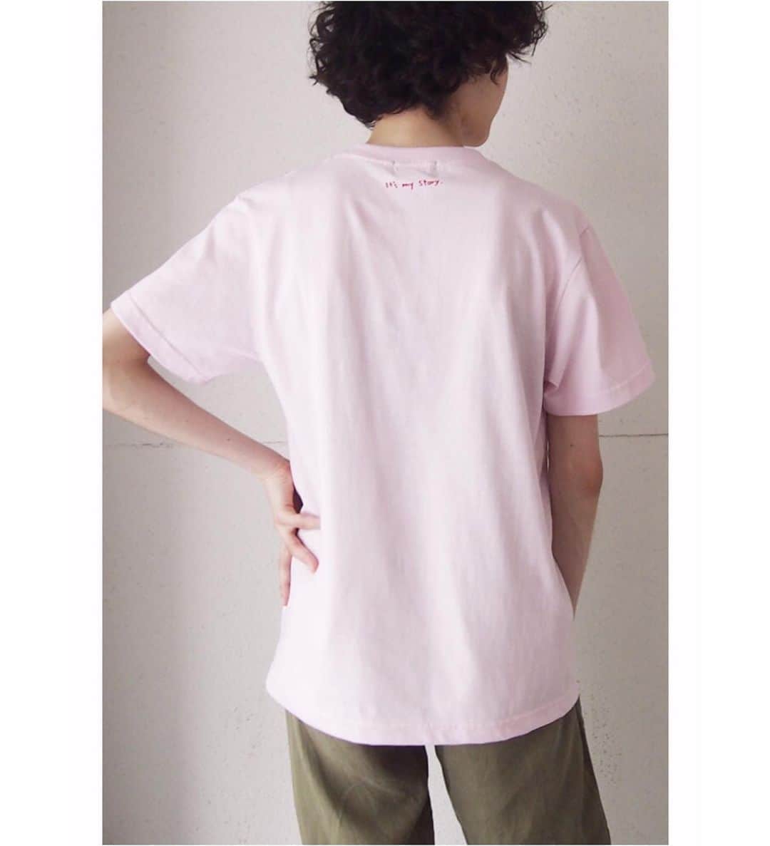 Sisterさんのインスタグラム写真 - (SisterInstagram)「🔹Sister × 映画「Girl」コラボレーショングッズ Now on sale🔹 . Sister × 「Girl」by Lukas Dhont S/S T-Shirt ¥3,500-(w/o tax) カラー:PINK / WHITE / LIGHT BLUE モデル着用サイズ:S/L . “Girl" 映画のタイトル「Girl」をTシャツ左胸にプリント 劇中では主人公ララが自身の性別に違和感を覚え、女性に対する切ない憧れが痛いほどに描かれてる 性別はただの記号にすぎないという意味を込めて最もシンプルなヘルベチカフォントを使用 . “It’s my story." 物語のモデルとなったノラ・モンセクールの言葉「ララの物語は私の物語なの」と言う言葉から「Itʼs my story.」を手書き風にプリント 近年、LGBTQに関する議論が活性化する中でジェンダーの枠を超え、誰しもが思春期に感じる自身との違和感は ララだけの問題では無くすべての人に寛容に当てはまる事柄だと解釈 ララの物語はノラの物語であると同時にこの映画に心動かされた全ての「私」たちの物語でもある思いを込めて . 上映期間中、全国11劇場でもお求め頂けます。 ・新宿武蔵野館(東京) ・ヒューマントラストシネマ有楽町(東京) ・Bunkamuraル・シネマ(東京) ・横浜ブルク13(神奈川) ・川崎チネチッタ(神奈川) ・ミッドランドスクエアシネマ(愛知) ・シネ・リーブル梅田(大阪) ・MOVIX京都(京都) ・シネ・リーブル神戸(兵庫) ・KBCシネマ(福岡) ・札幌シアターキノ(北海道) @girl.movie  #sister_tokyo #girl #lukasdhont」7月5日 13時02分 - sister_tokyo
