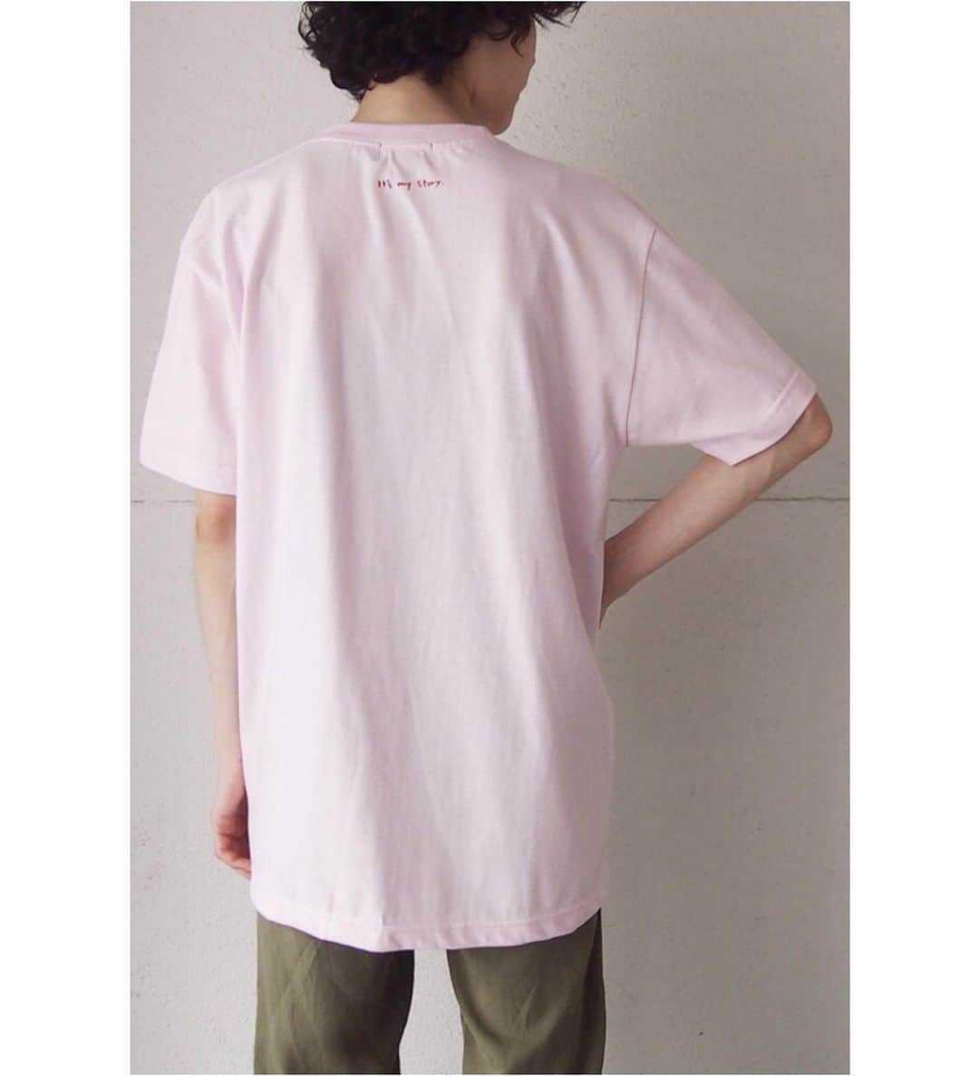 Sisterさんのインスタグラム写真 - (SisterInstagram)「🔹Sister × 映画「Girl」コラボレーショングッズ Now on sale🔹 . Sister × 「Girl」by Lukas Dhont S/S T-Shirt ¥3,500-(w/o tax) カラー:PINK / WHITE / LIGHT BLUE モデル着用サイズ:S/L . “Girl" 映画のタイトル「Girl」をTシャツ左胸にプリント 劇中では主人公ララが自身の性別に違和感を覚え、女性に対する切ない憧れが痛いほどに描かれてる 性別はただの記号にすぎないという意味を込めて最もシンプルなヘルベチカフォントを使用 . “It’s my story." 物語のモデルとなったノラ・モンセクールの言葉「ララの物語は私の物語なの」と言う言葉から「Itʼs my story.」を手書き風にプリント 近年、LGBTQに関する議論が活性化する中でジェンダーの枠を超え、誰しもが思春期に感じる自身との違和感は ララだけの問題では無くすべての人に寛容に当てはまる事柄だと解釈 ララの物語はノラの物語であると同時にこの映画に心動かされた全ての「私」たちの物語でもある思いを込めて . 上映期間中、全国11劇場でもお求め頂けます。 ・新宿武蔵野館(東京) ・ヒューマントラストシネマ有楽町(東京) ・Bunkamuraル・シネマ(東京) ・横浜ブルク13(神奈川) ・川崎チネチッタ(神奈川) ・ミッドランドスクエアシネマ(愛知) ・シネ・リーブル梅田(大阪) ・MOVIX京都(京都) ・シネ・リーブル神戸(兵庫) ・KBCシネマ(福岡) ・札幌シアターキノ(北海道) @girl.movie  #sister_tokyo #girl #lukasdhont」7月5日 13時02分 - sister_tokyo