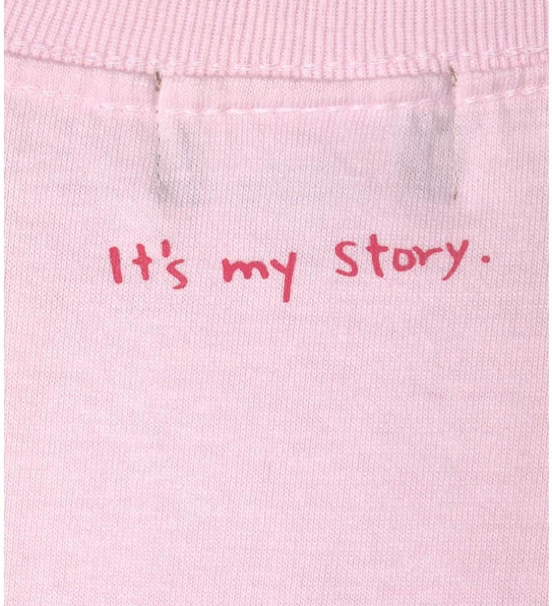 Sisterさんのインスタグラム写真 - (SisterInstagram)「🔹Sister × 映画「Girl」コラボレーショングッズ Now on sale🔹 . Sister × 「Girl」by Lukas Dhont S/S T-Shirt ¥3,500-(w/o tax) カラー:PINK / WHITE / LIGHT BLUE モデル着用サイズ:S/L . “Girl" 映画のタイトル「Girl」をTシャツ左胸にプリント 劇中では主人公ララが自身の性別に違和感を覚え、女性に対する切ない憧れが痛いほどに描かれてる 性別はただの記号にすぎないという意味を込めて最もシンプルなヘルベチカフォントを使用 . “It’s my story." 物語のモデルとなったノラ・モンセクールの言葉「ララの物語は私の物語なの」と言う言葉から「Itʼs my story.」を手書き風にプリント 近年、LGBTQに関する議論が活性化する中でジェンダーの枠を超え、誰しもが思春期に感じる自身との違和感は ララだけの問題では無くすべての人に寛容に当てはまる事柄だと解釈 ララの物語はノラの物語であると同時にこの映画に心動かされた全ての「私」たちの物語でもある思いを込めて . 上映期間中、全国11劇場でもお求め頂けます。 ・新宿武蔵野館(東京) ・ヒューマントラストシネマ有楽町(東京) ・Bunkamuraル・シネマ(東京) ・横浜ブルク13(神奈川) ・川崎チネチッタ(神奈川) ・ミッドランドスクエアシネマ(愛知) ・シネ・リーブル梅田(大阪) ・MOVIX京都(京都) ・シネ・リーブル神戸(兵庫) ・KBCシネマ(福岡) ・札幌シアターキノ(北海道) @girl.movie  #sister_tokyo #girl #lukasdhont」7月5日 13時02分 - sister_tokyo