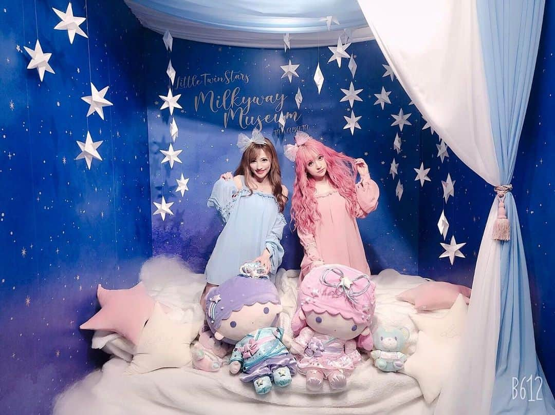 寿リリカさんのインスタグラム写真 - (寿リリカInstagram)「♡ りなちゃんと⭐️キキララ⭐️ ふたごちゃんデート⭐️⭐️❤️❤️ ♡ @riina_couture でキキララコーデ👗💓 ♡ #キキララ #キキララミュージアム #キキララカフェ #キキララコーデ #キキララ七夕 #キキララカラー #キキララ大好き #キキララの部屋 #キキララ展 #キキララカフェ表参道 #サンリオ #七夕 #リトルツインスターズ #七夕限定 #kikilala #kikilalamilkywaymuseum @kikilala_milkywaymuseum」7月5日 13時05分 - ririkakotobuki