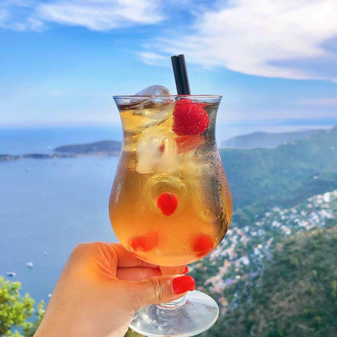 のインスタグラム：「🌈🌈🌈 エズ村にある"Chateau  Eza"🌹 ここからの眺め絶景すぎるね〜 ディナー予約までの時間に、外のテラスでお茶🌹 海を見下ろしながら美しすぎる景色にうっとり🥰❤️ ・ ・ #ezevillage#nice#france #ニース#エズ村#🇫🇷#あん旅 #chateaueza#hotel」