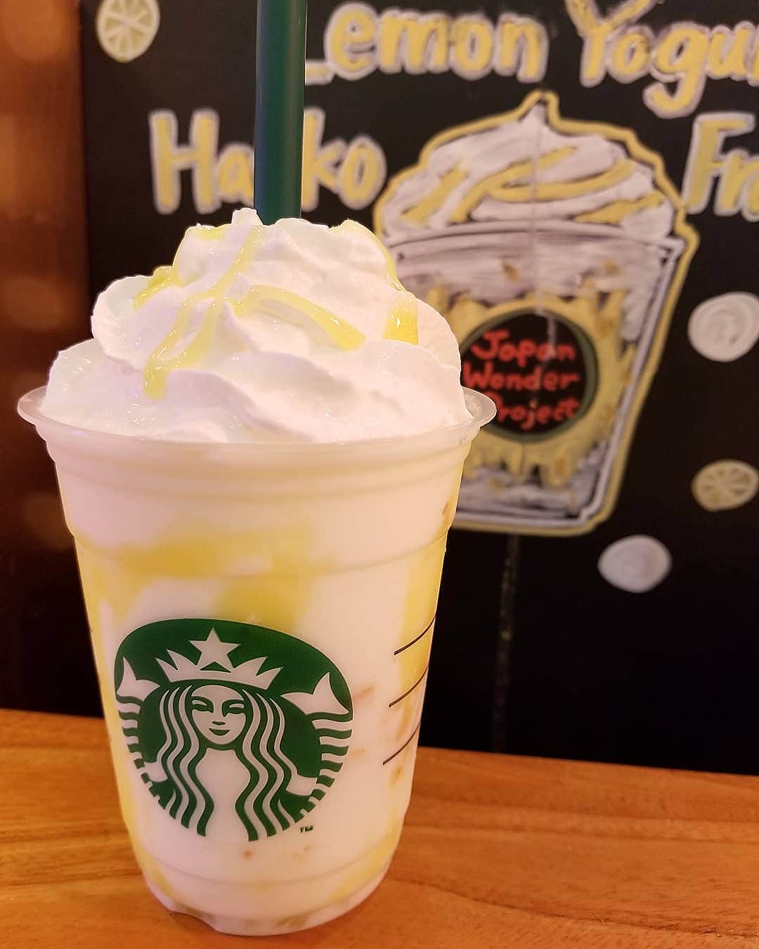 石関友梨のインスタグラム：「これ、好き♡ここ数日毎日飲んでる(*つ▽`)っ  #スタバ  #フラペチーノ #発酵レモンヨーグルトフラペチーノ」