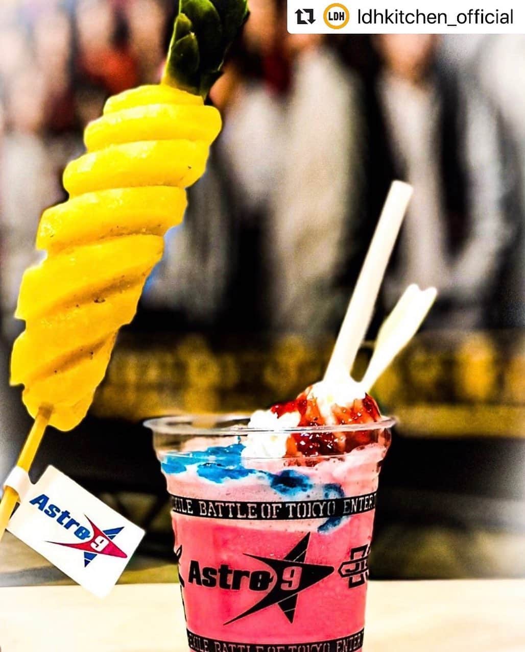 のインスタグラム：「@ldhkitchen_official . 『出張居酒屋えぐざいる～BATTLE OF TOKYO KITCHEN～』開催中🔥‼️ . BATTLE OF TOKYO～ENTER THE Jr.EXILE～ 4チーム総当りコラボバトル開幕！！ Jr.EXILE世代によるリアルファイト 新たな歴史のはじまりを目撃せよ！！ ENTER THE Jr.EXILE . 【💁‍♂️FOODコーナーからのご紹介💁‍♀️】 ⭐️Astro9⭐️ ●Astro パイン🍍 パイナップルの一部を切り取ったような見た目のスイーツ、ひんやり冷やしたパインは夏にピッタリのメニューです🥳🌈 . ●Astroberry🍓 イチゴミルクスムージーに、パイン味のブルーゼリーと、イチゴソースをかけたポイップをトッピング😆‼️ . ぜひ、お召し上がりください☺️✨ . 出張居酒屋えぐざいるでパワー補給💪をして、みんなでBATTLE OF TOKYOで最高に盛り上がりましょう😆✨ . 【FOODメニュー】 ☆FOOD 《MAD JESTERS》 ・HOT MAD DOG 800円 《ROWDY SHOGUN 》 ・SHOGUN KEBAB 800円 《JIGGY BOYS》 ・JIGGY SOBA 800円 ☆DRINK 《MAD JESTERS》 ・JESTER ENERGY 700円 《ROWDY SHOGUN 》 ・ROWDY JUICE 700円 《Astro９》 ・Astroberry 700円 《JIGGY BOYS》 ・スムーJIGGYマンゴー 700円 ☆SWEETS 《Astro９》 ・Astroパイン 700円 . 【OKASHIメニュー】 ★BATTLE OF TABLET～パイン味～(全38種) 1000円 ★出張居酒屋えぐざいるWATER 500円 ～BATTLE OF TOKYOネックストラップ付～(全38種) . 【ENNICHIコーナー】 ★Jr.えぐスター ★Jr.えぐピンポン ★Jr.えぐビンゴ ★Jr.えぐコロ ★Jr.えぐフォール ★バトみくじ . 【営業日時】 7/4(木)～7/7(日) FOODコーナー・OKASHIコーナー・ENNICHIコーナー 販売時間：11：00～19：30(終演後1時間程度) . 【場所】 千葉 幕張メッセ 国際展示ホール１ 出張居酒屋えぐざいるブース . 【 注意事項 】 ●商品には数に限りがございますので、無くなる場合がございます。 ●食品は、手洗いを充分にしてからお早めにお召し上がり下さい。 ●荒天等の場合、営業を中断、中止する場合がございます。 ●営業時間は、混雑状況や天候等により、予告無く変更する場合がございます。 ●基本、屋内となります。体調にはくれぐれもお気をつけいただき、熱中症対策を十分に準備し、お越し下さいませ。 ※上記の注意事項、予めご了承ください。 . #BATTLEOFTOKYO  #幕張 #出張居酒屋えぐざいる #JrEXILE #MAKUHARI #LDHkitchen #Astro9 #Astroパイン #Astroberry #わくわくがとまらない #幕張メッセ」