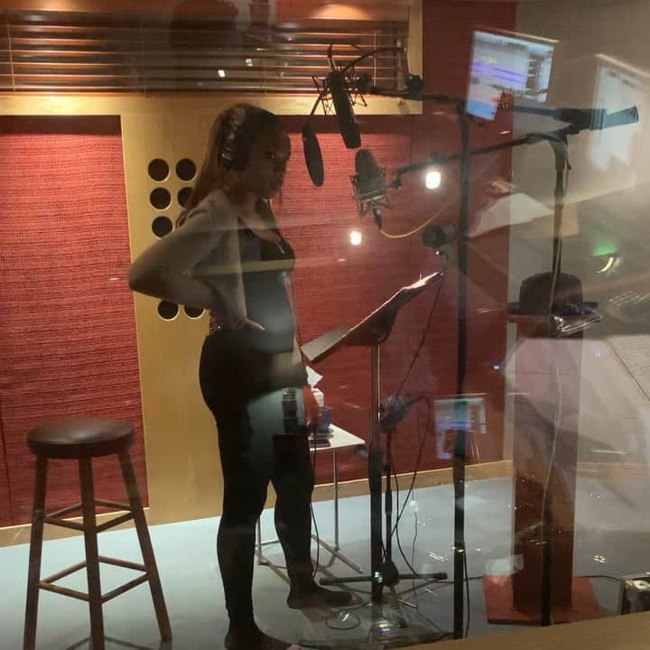 ジェニファー・ハドソンのインスタグラム：「Did any of you happen to catch my “somewhere over the rainbow” with the @hollywoodscoring orchestra , during the fireworks show on @nbc ...??? I truly enjoyed recording it ! Hope u enjoyed it too! It was an honor to be the soundtrack of the fireworks show! @nbc @macys」